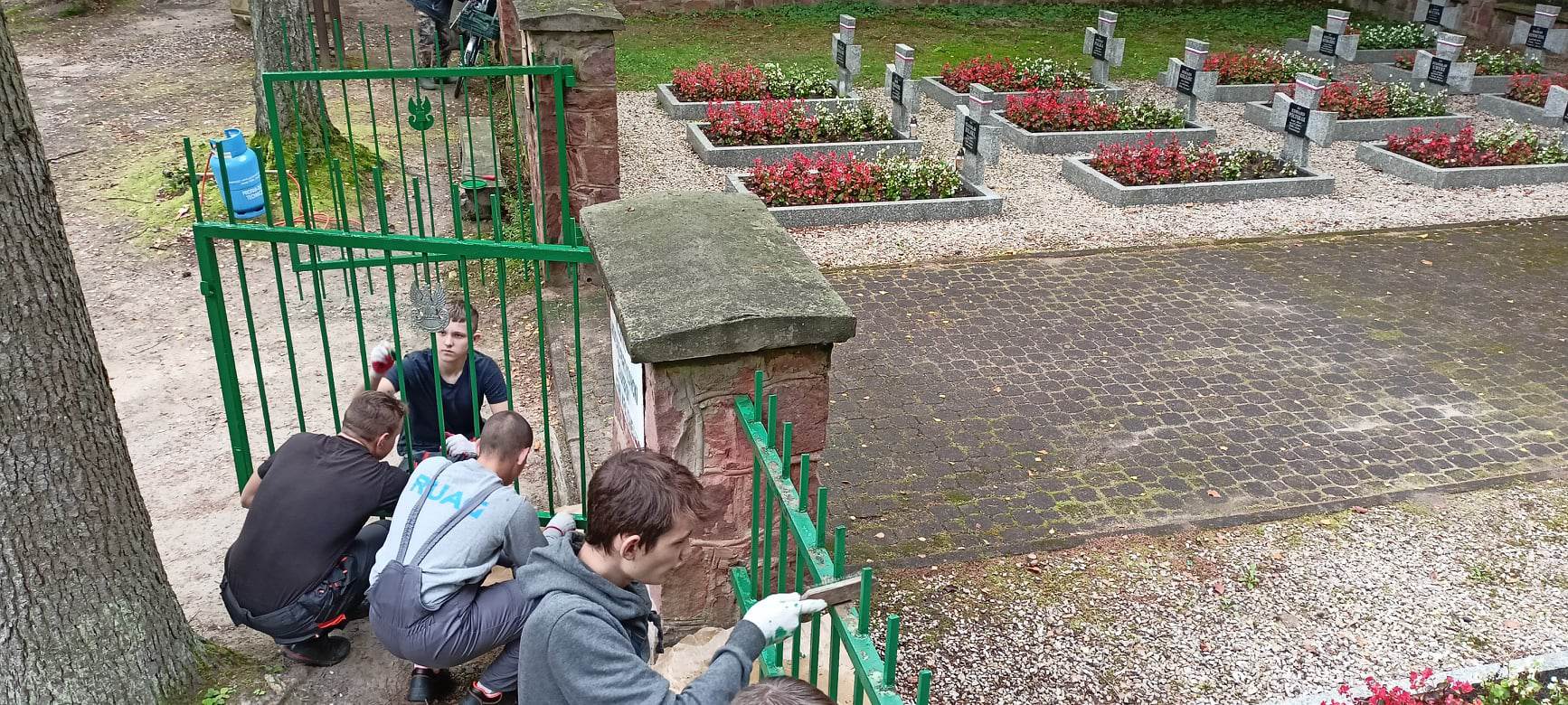 Prace przy cmentarzu AK