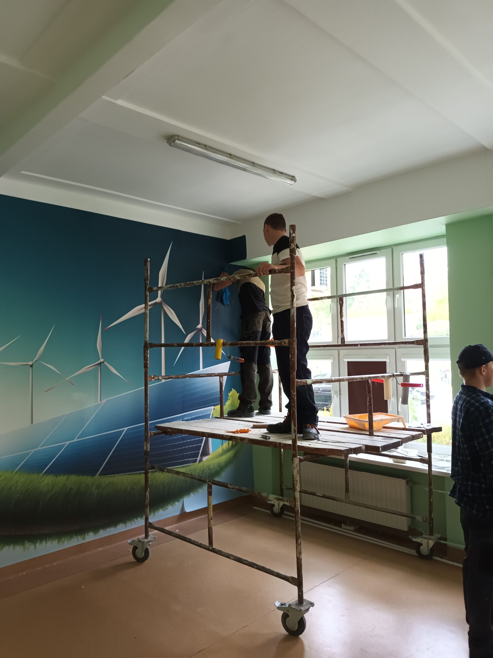 Uczniowie klas o profilu budowlanym, brali udział w remontach sal lekcyjnych.